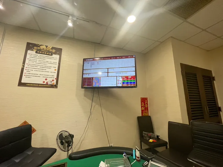 台南警方昨深夜查獲獲隱藏在撞球館內的百家樂職業賭場。讀者提供