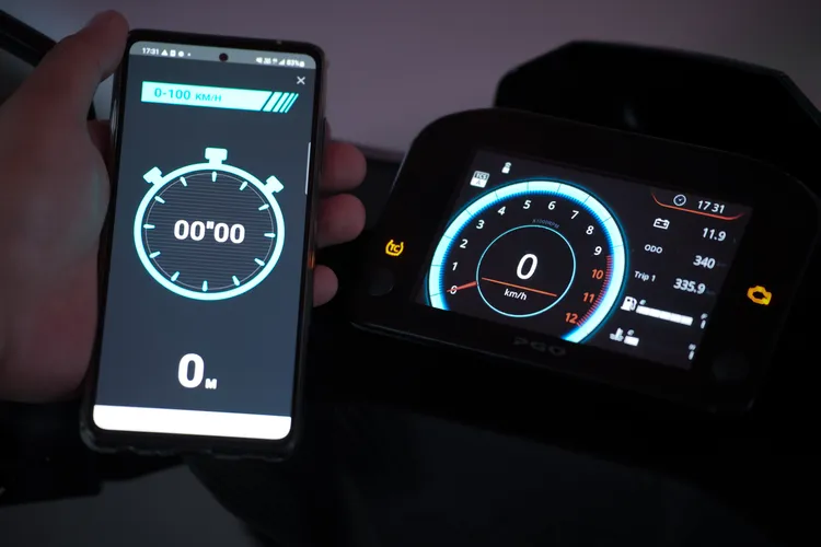 儀表板與專屬APP連結後，可使用POWER TEST加速測時功能，提供0-60km/h、0-100km/h，或是以距離為單位的加速秒速計時。黃天佑攝