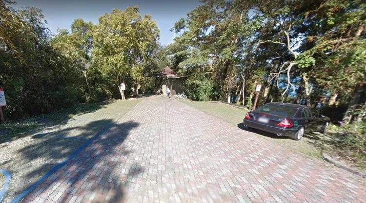 松男在日月潭土亭仔停車場趁機撫摸被害義大利籍女學生臀部。翻攝Google街景