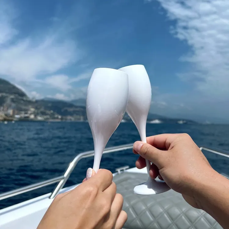 林又立還分享了2人舉杯的照片放閃。翻攝林又立臉書