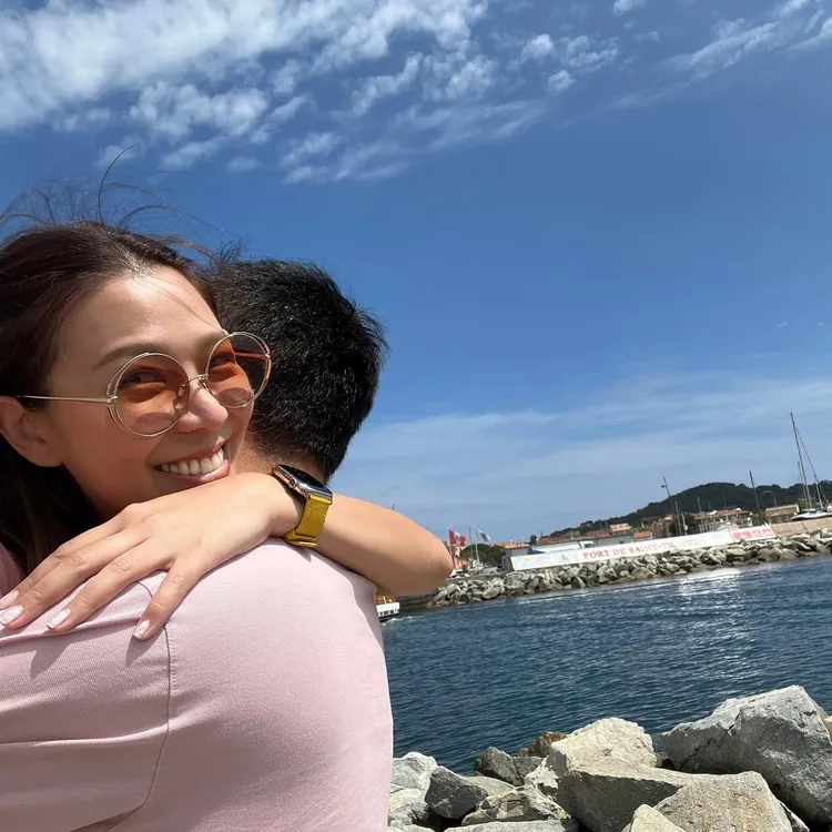 林又立（左）分享和男友S先生擁抱的照片。翻攝林又立臉書