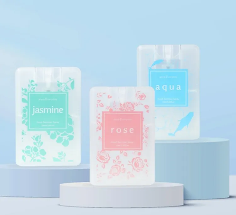 aquaEveryday保養級香氛乾洗手噴霧，有著輕薄的名片匣外觀，各20ml／180元。品牌提供