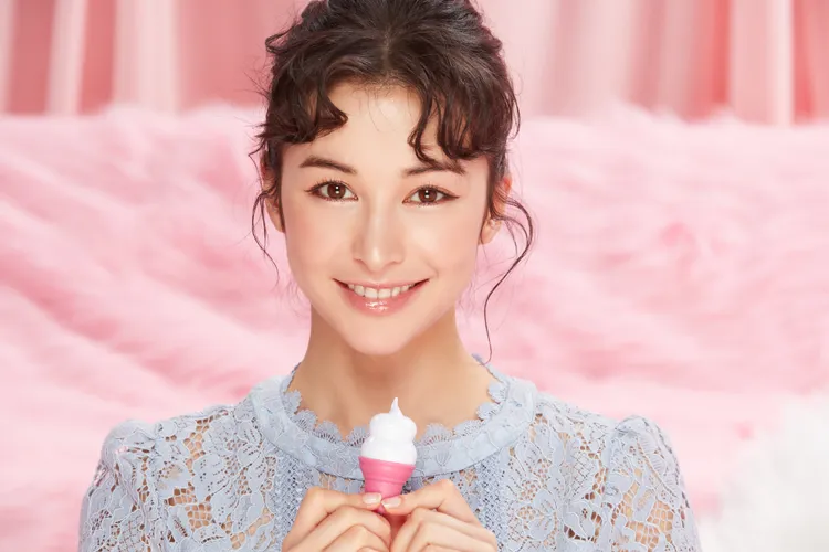 夏朧手捧Rebels Refinery冰淇淋造型的水樣護唇膏，280元。品牌提供