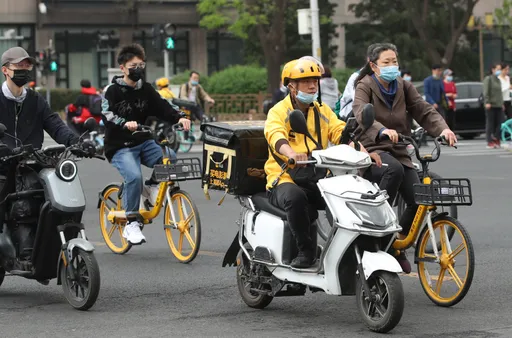 傳說「送3年外賣,能開凱迪拉克回家」 中國失業大軍湧向外賣