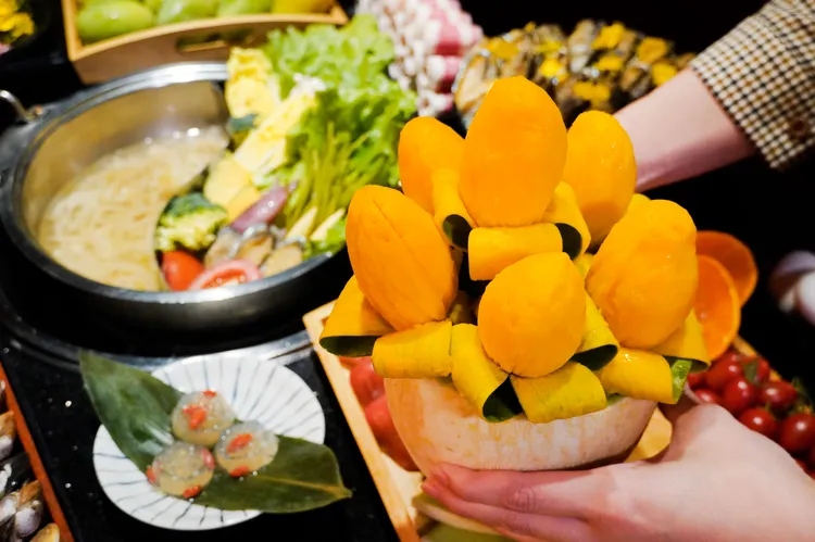 「馬辣土芒果季」精選屏東鹽埔鄉產地直送的土芒果，顆顆擁有細緻多汁又香甜的澄黃色果肉。業者提供