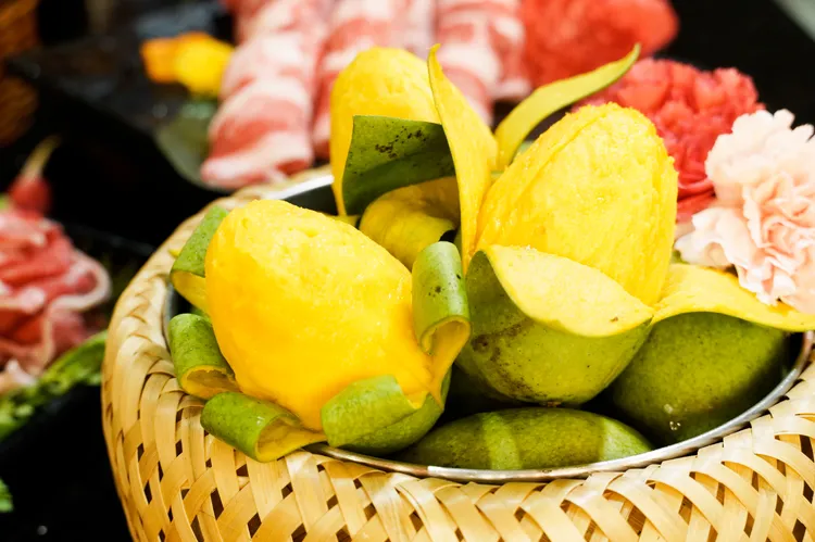 屏東鹽埔鄉產地直送的土芒果，酸酸甜甜的口感超級開胃。業者提供