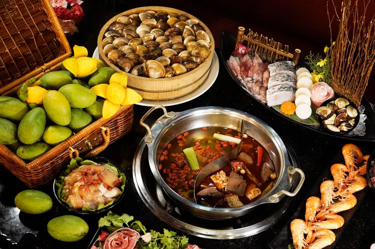 快揪名字裡有「承、恩、詠、晴」任一同音字或英文姓名為「Olivia、Emma、William、Lucas」的朋友吃馬辣，XXL東石大蛤吃到飽。業者提供