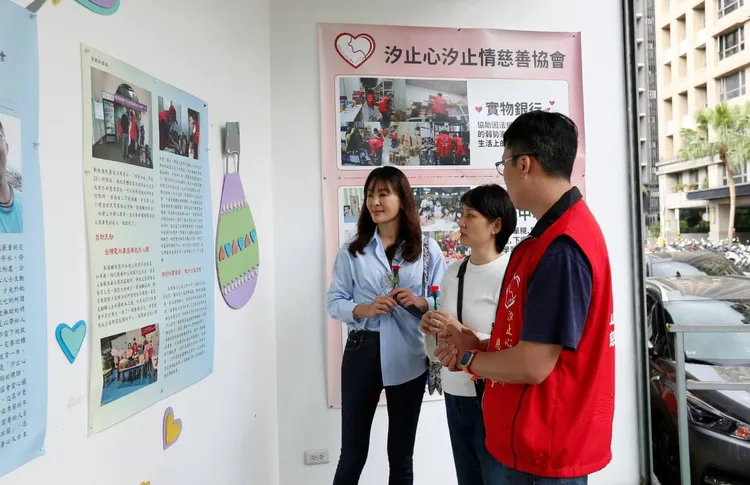 郁方與賈永婕一起到汐止做公益。翻攝郁方臉書