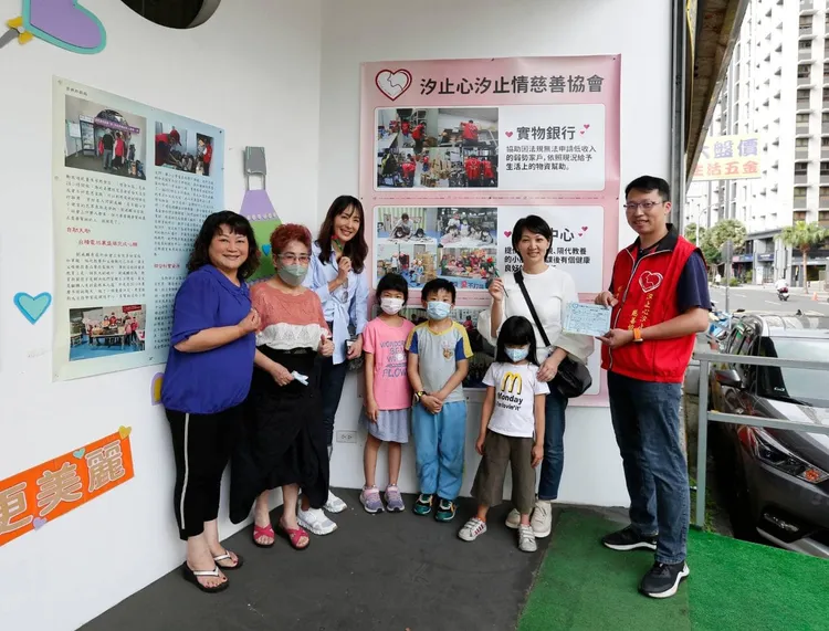 郁方與賈永婕一起到汐止做公益。翻攝郁方臉書