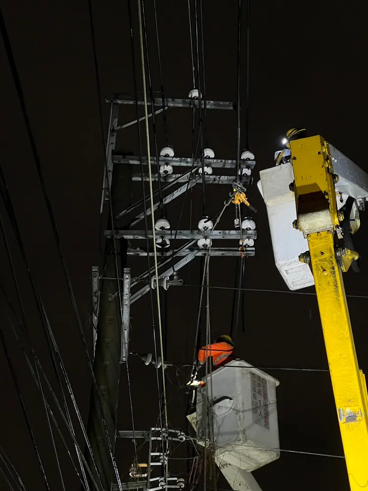 台電人員漏夜搶修。台電提供