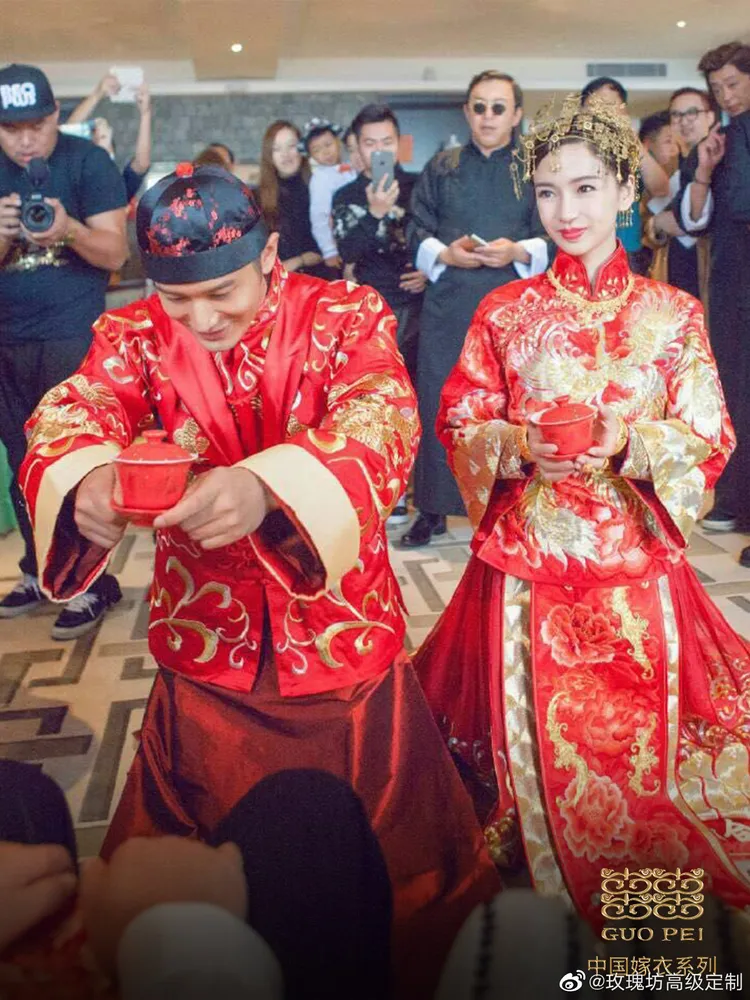 Angelababy（右）當年與黃曉明結婚時穿的中式禮服設計繁複。翻攝品牌微博