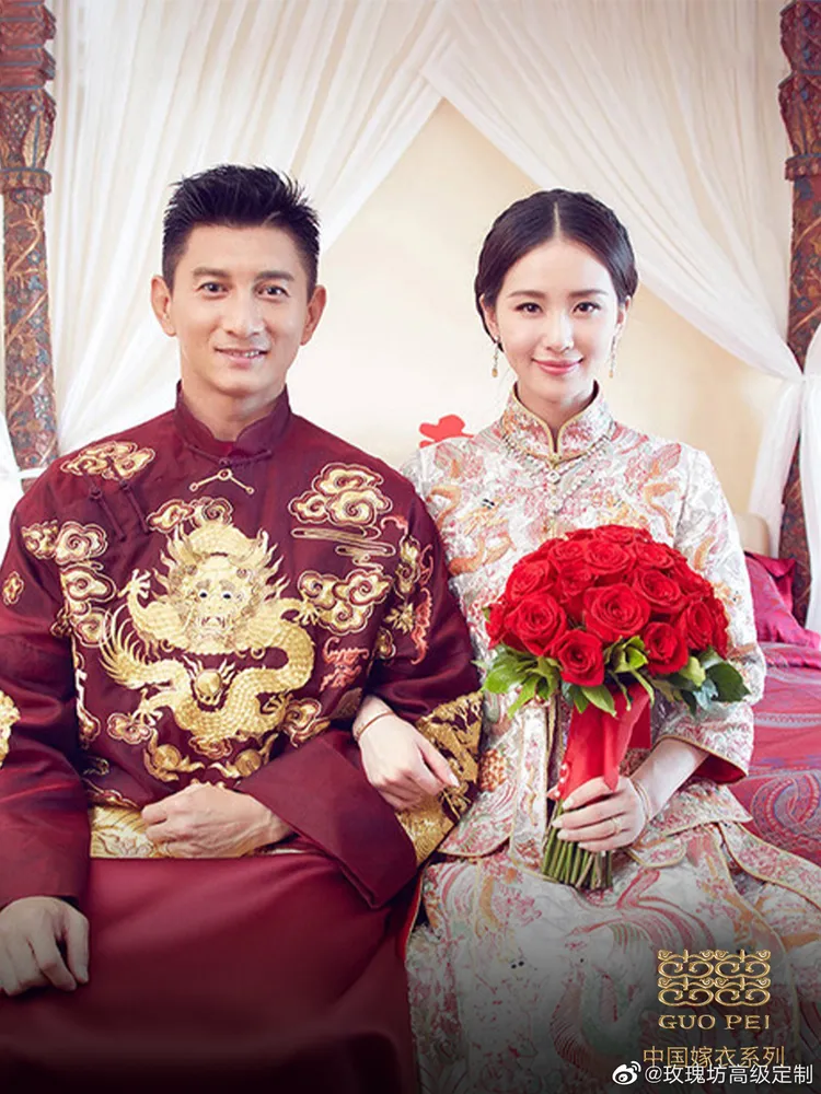 劉詩詩（右）和吳奇隆選穿郭培高訂喜服。翻攝品牌微博