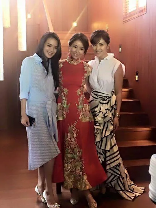 林心如（中）出嫁時穿著香港品牌Cocoon Bridal的改良式旗袍，與好友舒淇、劉濤合照。翻攝品牌臉書