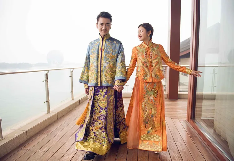 陳妍希（右）和陳曉的中式婚服顏色特別。翻攝品牌微博
