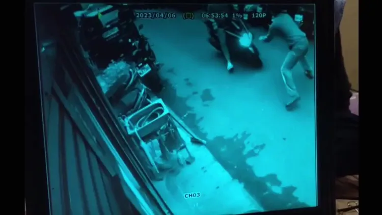 警員張開雙臂肉身攔查林姓強盜通緝犯。淡水警分局提供