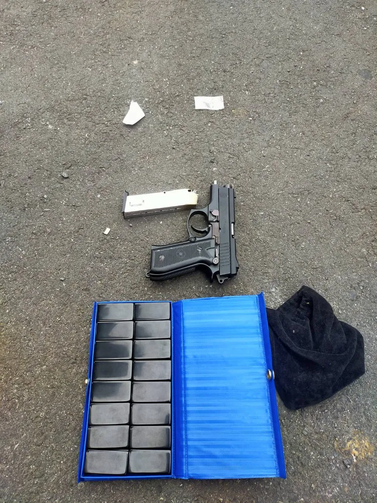 警方在江男身上查獲改造手槍。淡水警分局提供