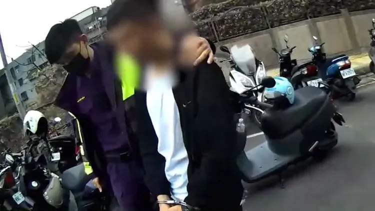 警方逮捕江男並起出改造手槍、毒品、彈匣。淡水警分局提供