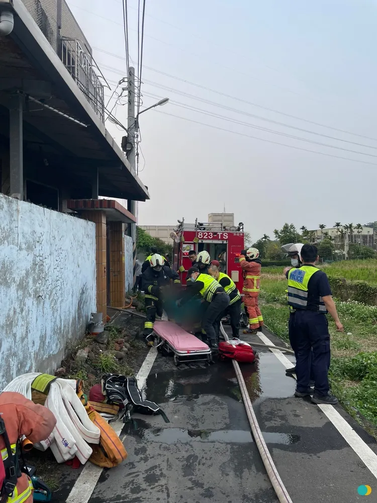 救護人員將王男救出，並送往醫院急救。翻攝畫面