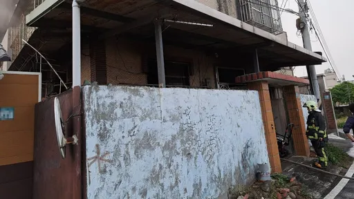 新北三峽民宅傍晚突竄火　屋主倒臥客廳救出送醫不治