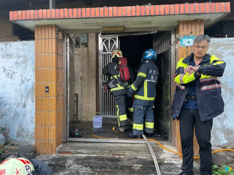 王男當時就在起火的客廳內。翻攝畫面