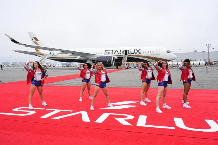快艇啦啦隊於星宇航空A350前帶來活力舞蹈。星宇航空提供