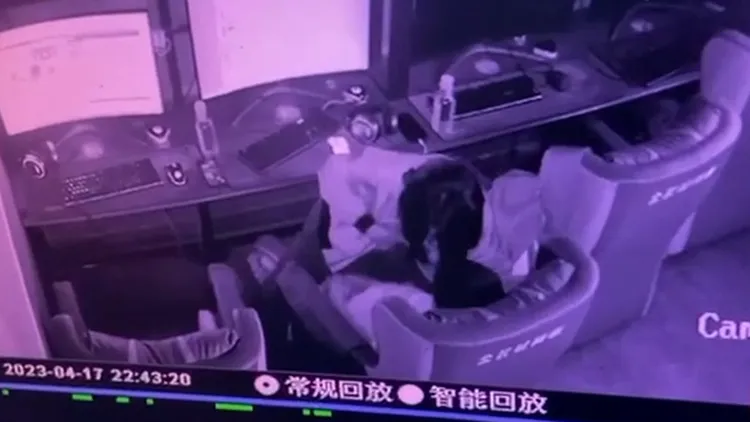 情侶在網咖公然上演活春宮。翻攝自推特