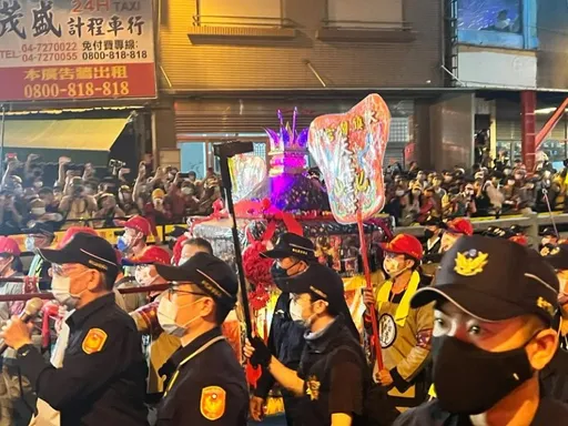 鎮瀾宮媽祖回鑾爆人潮 統測台中大甲考區設接駁車疏運