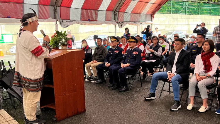 部落人士上台致詞。新店警分局提供