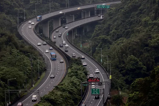連假首日7大路段塞爆 國道擠成大型停車場!快看4大攻略找解方