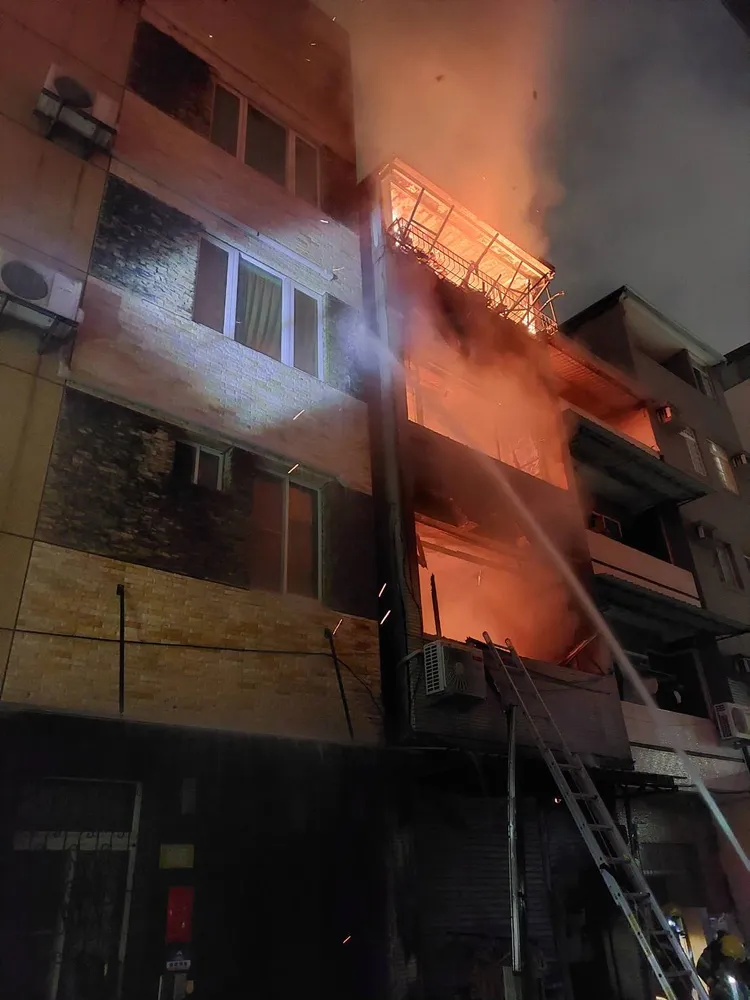 高雄市三民區合江街一棟透天厝今起火燃燒，造成老夫婦雙雙喪生火海。讀者提供