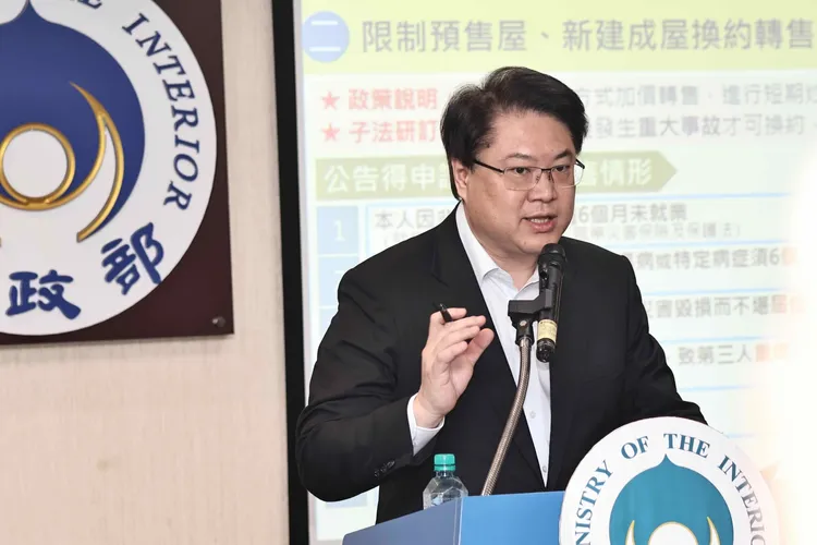 內政部長林右昌親上火線說明《平均地權條例》子法。施昂強攝