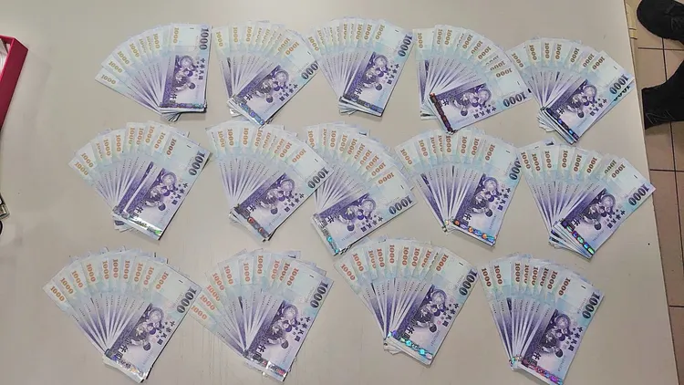 宋女見警方上門，交出剩餘贓款13萬8000元。讀者提供