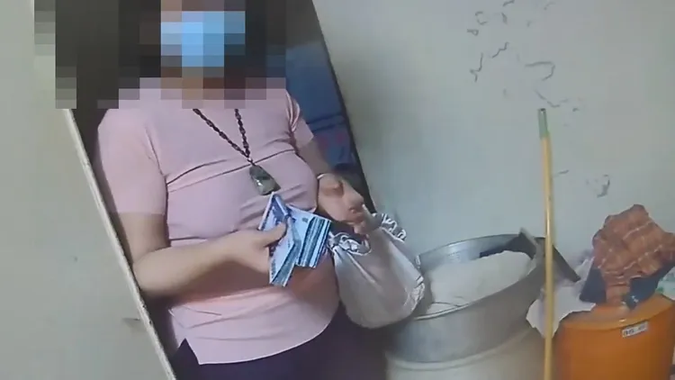 宋女見警方上門，交出剩餘贓款13萬8000元。讀者提供