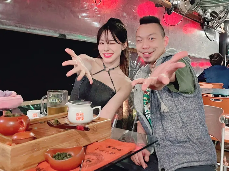 李多慧到九份喝茶。  樂天桃猿提供