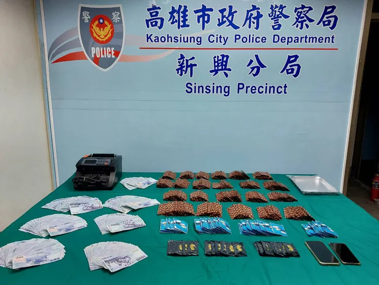 警方逮捕曾男，並起出698包毒品咖啡包與不法所得77萬多元。讀者提供