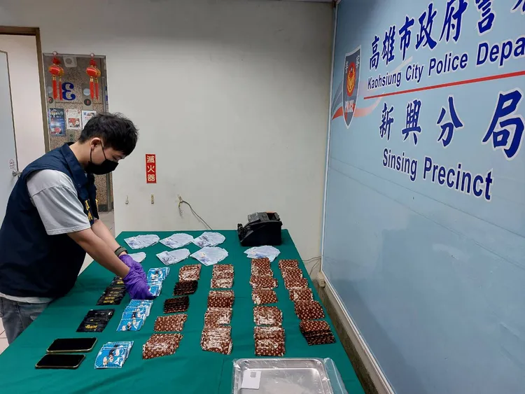 警方逮捕曾男，並起出698包毒品咖啡包與不法所得77萬多元。讀者提供