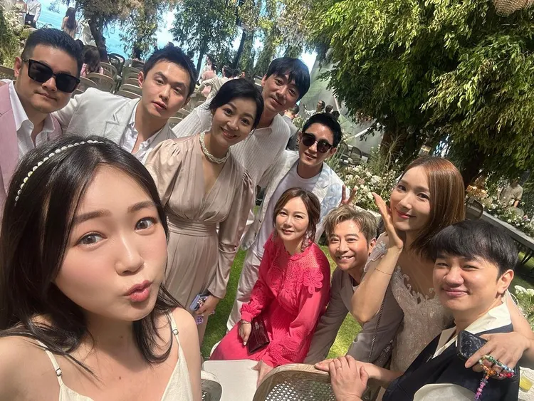 ㄚ頭曝光現場賓客合照，包括信、孫耀威夫婦、王祖藍夫婦。翻攝ㄚ頭IG