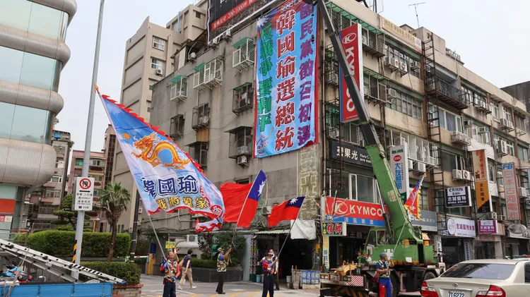 韓粉今掛起第二面要韓國瑜選總統的看板。莊宗達攝