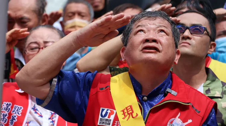 台南韓友會理事長挑大師（廖盛芳）呼籲「朱立倫脫魔戒」。莊宗達攝