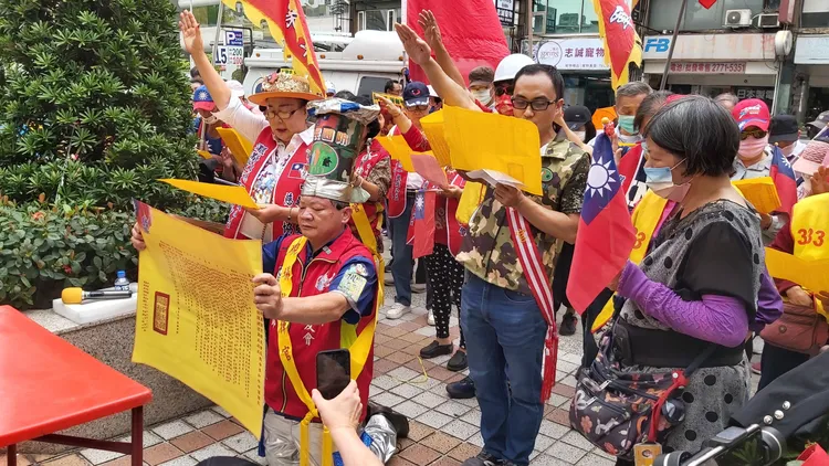 韓粉們激動在國民黨中央面前擺起法壇，朗讀徵召韓國瑜稟天疏文。莊宗達攝