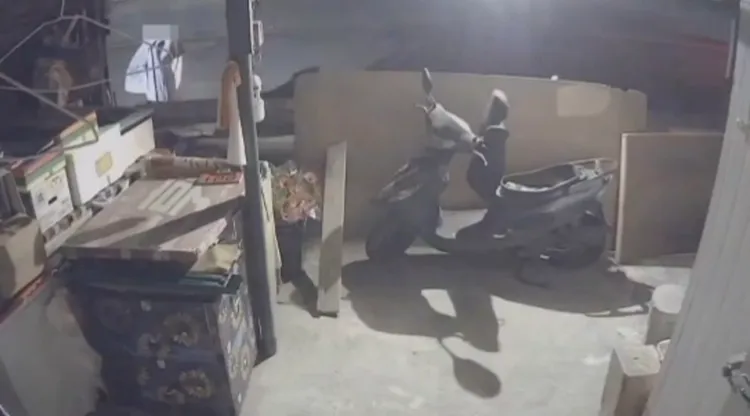 向男得手財物後，連置物箱蓋子都沒關即離開。讀者提供