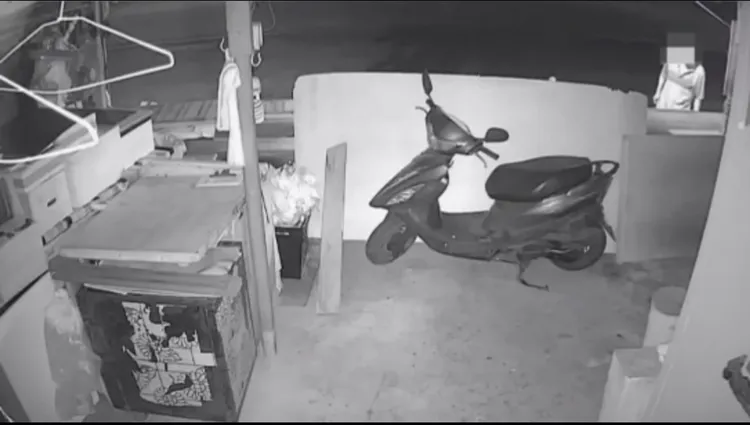 向姓男子以牆壁為掩護，慢慢靠近機車。讀者提供