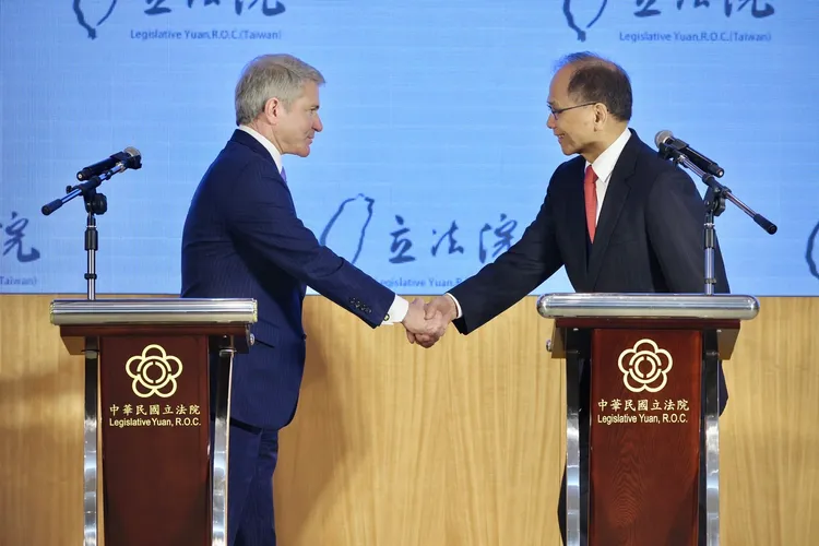 麥考爾跟游錫堃握手致意。林林攝