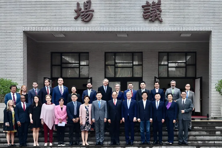 麥考爾訪團今早參訪立法院議場合影。林林攝