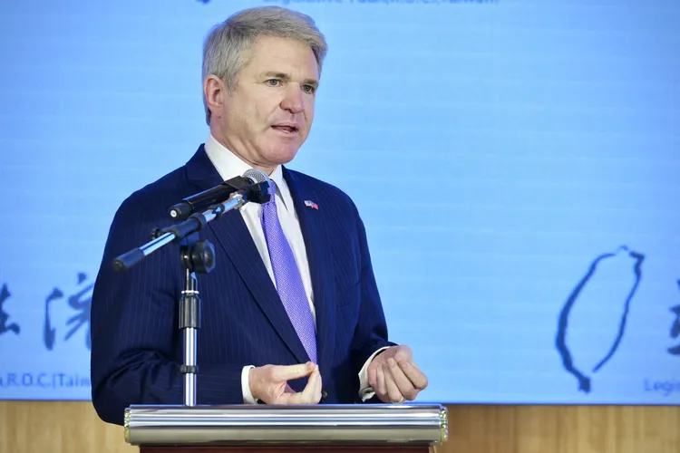 麥考爾記者會上回應媒體。林林攝