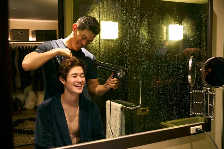 鈴木亮平（後）在《愛是自私》幫宮澤冰魚吹頭髮。天馬行空提供