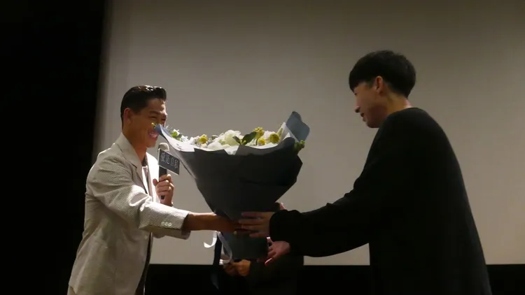 AKIRA（左）獻花給松永大司。天馬行空提供