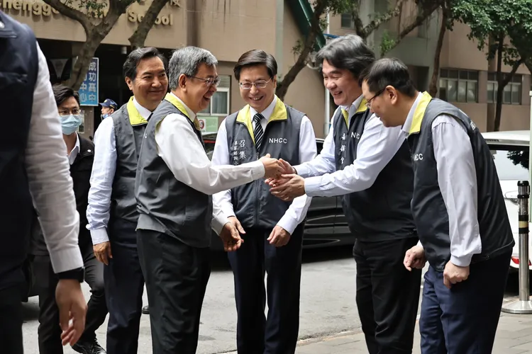 陳建仁赴指揮中心，左起：行政院發言人羅秉成、行政院長陳建仁、行政院首席防疫顧問張上淳、指揮中心指揮官王必勝、疾管署長莊人祥。施昂強攝