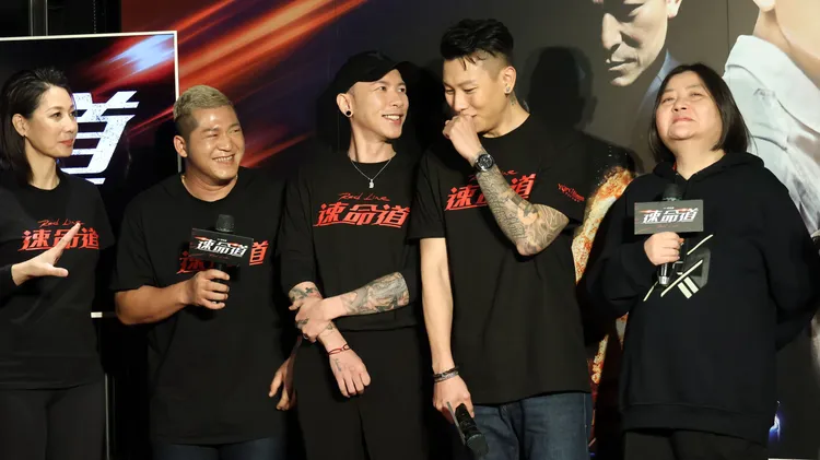 丁寧（左起）、草爺、小春、瘦子、監製邱瓈寬出席電影首映會。莊宗達攝