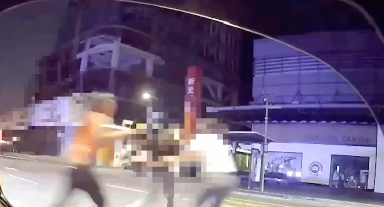 台啤洋將科歐斯及女今晨在信義區夜店外，因細故與人發生衝突。翻攝畫面